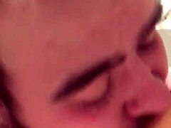 Jsem posedlý tím mladým 18+ gay tlouštíkem, co cucá a jezdí na dildem tvrdě