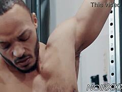 Izmos Dillon Diaz önkielégít nagy fekete fasszal egyedül az edzőteremben.