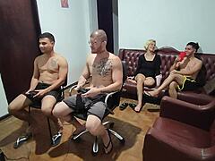 Chciałem tylko pograć w gry wideo, ale skończyło się na tym, że wszyscy się pieprzyli na imprezie