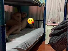 เขาแอบออกจากชั้นเรียนมาหน้าเกมที่บ้านฉัน แต่ต้องแบ่งปันก้นของเขา