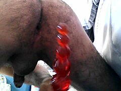 ¡Yo, mira este gay cubano trabajando ese dildo solo!