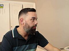 Stari čovjek poklanja ogromnu igračku nestašnom dečku