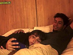 يا إلهي، كنت أشاهد فيلم مع أخي غير الشقيق، ابتلعت زبه بالخطأ، وكادنا نُكتشف!