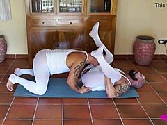 Prekleto, mišičasti moški v tesnih legicah trdo jebejo!