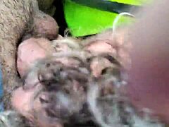 Zi ploioasă se transformă în blowjob fierbinte în mașină