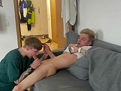 For fanden! Studerende får saftig blowjob til eksplosiv afslutning!