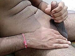 Indian Desi Guy bahut horny, public mein big cock se khel raha hai fun mein