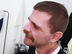 jebem svojega nogometnega partnerja v garderobi po tekmi