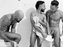 hej, chcesz dołączyć do naszej dzikiej orgii z czterema gorącymi przyjaciółmi?