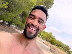 Yo, podívej se na toho chlapa, jak se veřejně honí