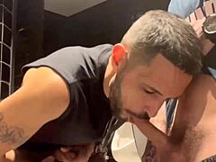 Whoa, mahu sertai kami di bilik air untuk aksi fetish liar di tepi kolam? Cerita betapa kau lapar handjob USA ni!