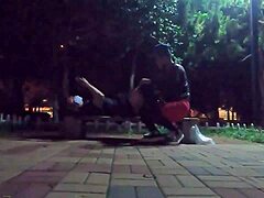 Je suis allé courir dans le parc, j'ai rencontré un mec bien monté là-bas.