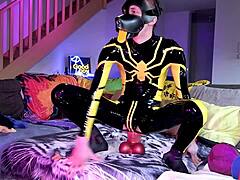 我刚吸了Vincent的美味鸡巴，而Vitor在手指我？