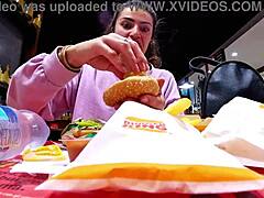 Můj nevlastní bratr ovládá mou Lovense hračku při veřejné hře