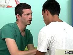 Twink-uri excitate Benn Heights și Nick Sumer se distrează sălbatic