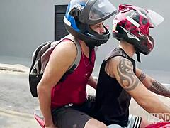 Skočil na prijateljev kolo in kurac za zabavo