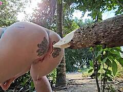 bayangkan batang kayu besar dalam pantat ketat aku