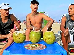 Blowjob POV kasar sama grup cowok muda di kontol monster.