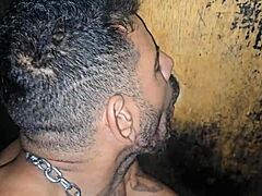 W kabinie glory hole wszyscy kończą nie wiedząc, kto wyładowuje