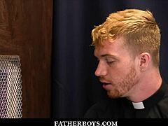 Ryland Kingsley, twink catholique, percé par prêtre roux Dacotah