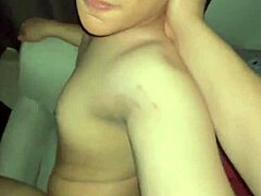 Video gay casero peruano con un hombre maduro casado en la cama.