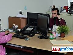 Jag Är Helt Fast i Denna Queer Hardcore Threesome med Vita Hunks på Kontoret