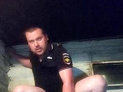 Rauer Wodkaflaschen-Fick im engen Loch des Polizisten