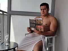 Yuri Gaúcho bergaya di kolam pada hari panas musim panas! ☀️