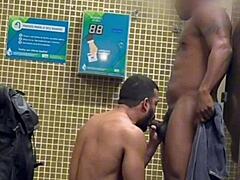 뜨거운 아마추어 블로우잡 액션, 공중 화장실에서