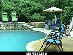 مجرم نحيف يتم القبض عليه في العمل، يحصل على عقاب قاسي من حمولة الضابط - شرطي ينيك