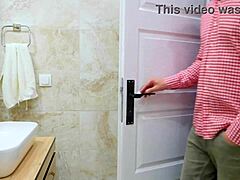 Rozkošná sestra mě přistihla při masturbaci, chtěla se přidat, ale místo toho mi udělala masáž prostaty v nemocnici