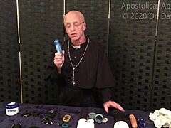 našel sem svoje najgloblje želje v duhovnikovi prepovedani fetiš vodniku