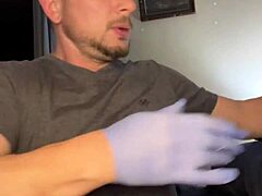 Гъвкав мъжага се включва в жестока соло игра с кура