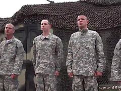 Młodzi chłopcy w nagiej gejowskiej akcji glory hole