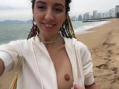 Masturbacja na publicznej plaży z błyskiem spermy