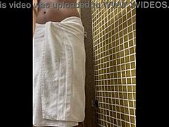 मसलर डॉटाडो को जिम में शावर लेते हुए स्पाइंग!