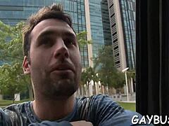 Azione omosessuale hardcore con hunk etero in cumshot bareback