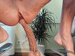 skúsený mladík vedie chlapa dylana hayesa a tyho rodericka na pride feste