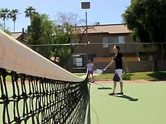 Garçons Sans Honte Deviennent Fous dans un Trio Anal Bareback