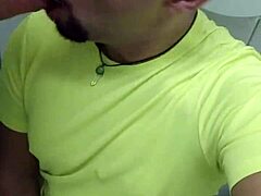 Magrelo dotado изстрелва сперма дълбоко в гърлото ми, мамка му!