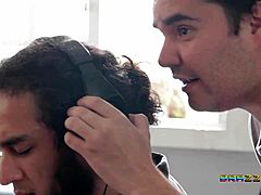 Mă excit tare cu acțiunea asta de crossdressing între bărbați