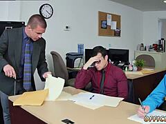 Emo-poika kokeilee paljasta joogaa ensimmäisessä homokolmikossa.