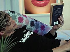 Ik betrapte mijn twink vriendje aan het rukken, en verdomme, ik moest meedoen. Het werd snel heet met een stomende blowjob!