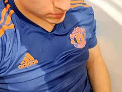 Милый европейский твинк писает и кончает сильно