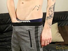 توينك غير مختون يستمنى قضيبه الأوروبي الصلب لوحده