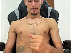 Jonge harige vent met enorme pik spuit liters.