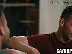 Carter, twink, prima ogroman kurac u pozama psa u amaterskom jebanju guze.