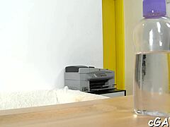 Traja homosexuáli sa vrhnú do zlého špinavého trojčlenka.