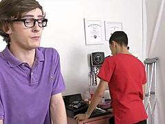 Hast du dich je gefragt, wie das erste Mal eines asiatischen Twinks mit einem Arzt im Krankenhaus aussieht?