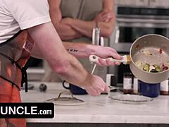 Freeuse keuken wordt wilde threesome door SayUncle